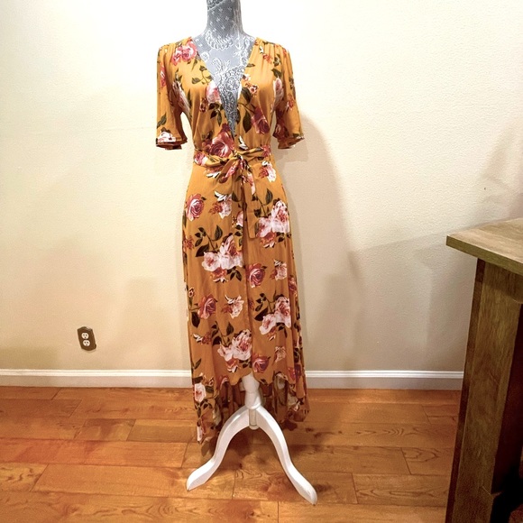 Dresses & Skirts - NWT Mombasa Rose dress. Size M